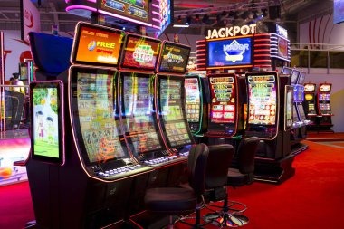 Studio produksi acara permainan langsung gedetogel dengan host profesional dan kamera broadcast